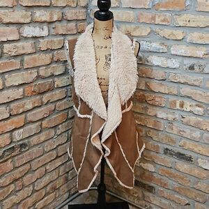 NWT Sioni Faux leather shearling style assymetrical hem vest size Medium